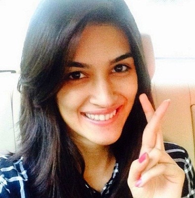 कृती सेनन : ग्रॅज्युएशन - इलेक्ट्रॉनिक अँड कम्युनिकेशन, जेपी इन्स्टिट्यूट ऑफ इन्फर्मेशन टेक्नॉलॉजी, नोएडा