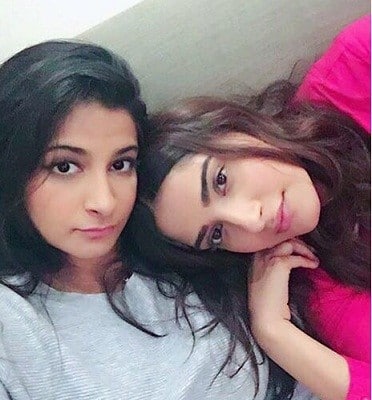 सोनम कपूर (बहिणीसोबत)