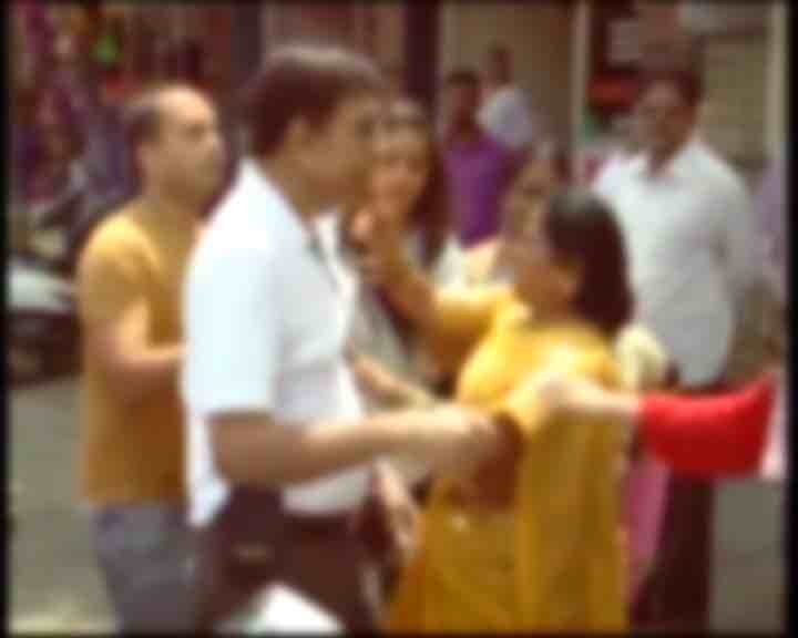 कुटुंबीयांना लग्नाची माहिती मिळाल्यानंतर त्यांनी प्राध्यापकाचा बदला घेण्याचा विचार केला. प्राध्यापक आणि त्यांची विद्यार्थीनी लग्नाचं प्रमाणपत्र घेण्यासाठी नोंदणी कार्यालयात गेले तेव्हा मुलीच्या कुटुंबीयांना बदला घेण्याची संधी मिळाली.