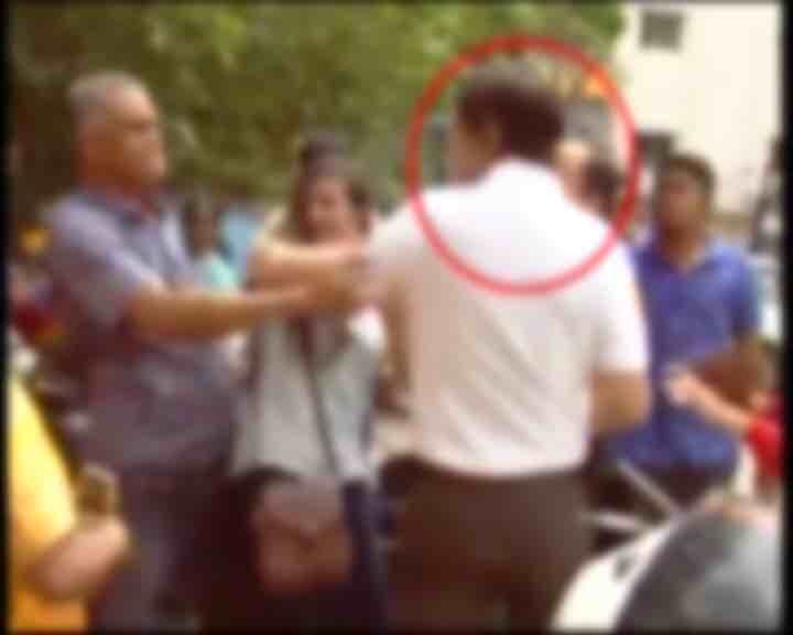 मुलीने केवळ पैशांसाठी आपल्यापेक्षा दुप्पट वयाच्या प्राध्यापकाशी लग्न केलं आहे. या लग्नाला केवळ शारीरीक संबंध जबाबदार आहेत, असा आरोप मुलीच्या कुटुंबीयांनी केला आहे.