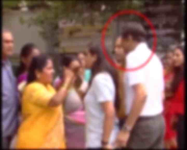 मुलीने आपल्या प्राध्यापक नवऱ्यासह घटनास्थळाहून पळ काढला. मात्र, 64 वर्षीय प्राध्यापक आणि 27 वर्षीय विद्यार्थीनीच्या या लग्नाचा भर रस्त्यात चाललेला हा हायव्होल्टेज ड्रामा शहरात चर्चेचा विषय बनला होता. 