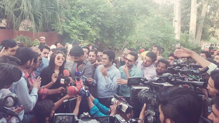 नुकत्यात एका मासिकाला दिलेल्या मुलाखतीत कंदीलनं म्हटलं आहे की, आपण बिग बॉसच्या निर्मात्यांसमोर काही अटी ठेवल्या आहेत. ज्या मान्य झाल्यास आपण या शोमध्ये नक्की जाऊ. 