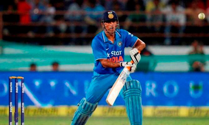 टीम इंडियाचा वनडे आणि टी20चा कर्णधार महेंद्रसिंह धोनी स्पार्टनच्या (Spartan) स्टिकरसाठी सहा कोटी घेतो.