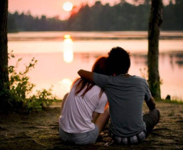 रिलेशनशीपमध्ये प्रत्येक मुलीला अपेक्षा असते की, बॉयफ्रेंडने प्रत्येक क्षणाला आपली काळजी करावी. सकाळी उठल्यानंतर गुड मॉर्निंग आणि रात्री गुड नाईट विश करणं ही सर्वात मोठी पण बोलून न दाखवण्यासारखी अपेक्षा असते. 