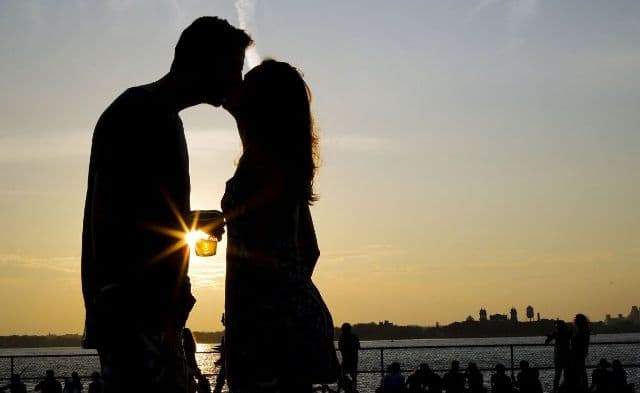 याशिवाय बॉयफ्रेंडने गर्लफ्रेंडशी बोलताना बाबू, शोना, बेबी अशा प्रेमळ आणि आपुलकीची जाणीव करुन देणाऱ्या शब्दांचा वापर करावा ही देखील मुलींची इच्छा असते.