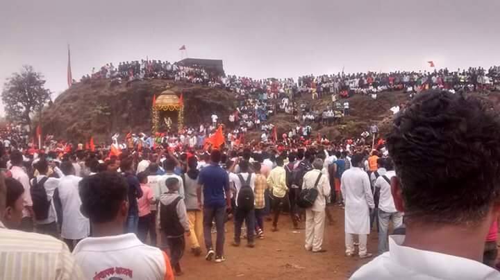 कोल्हापूरचे छत्रपती युवराज संभाजीराजे यांच्या प्रमुख उपस्थितीत शिवराज्याभिषेकाचा सोहाळा साजरा झाला