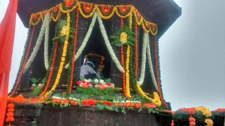 शिवराज्याभिषेक दिनाच्या सोहाळ्यासाठी हजारो शिवभक्त गेल्या दोन दिवसांपासून रायगडावर दाखल झाले आहेत.