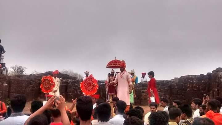 शिवधनुष्य प्रतिष्ठानचे कार्यकर्ते शिवनेरीहून पालखी घेऊन गडावर दाखल झाले