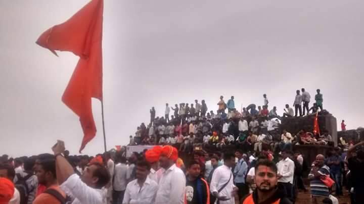 सकाळी दहा वाजता मुख्य राज्याभिषेक दिन सोहळ्याला सुरुवात झाली