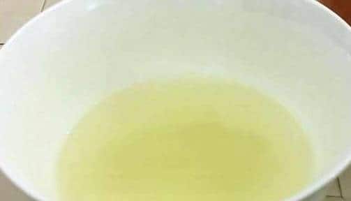 3) कांद्याचा रस आणि बियर सर्वप्रथम कांद्याच्या रसाने डोक्यावरील त्वचेला हलका मसाज करा. त्यानंतर चांगल्या बियर शॅम्पूने केस धुवा. कांद्याचा रस आणि बियर मिसळून ते डोक्याला लावू शकता. त्यानंतर सौम्य शॅम्पूने केस धुवा.