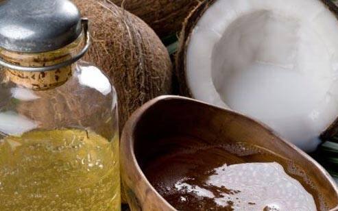 1) कांद्याचा रस आणि खोबरेल तेल कांद्याचा रस आणि खोबरेल तेल मिसळून डोक्याला लावण्याचा फायदा होतो. कांद्याच्या रसाप्रमाणेच खोबरेल तेलाच्या वापराने केस लवकर वाढू शकतात. कोमट खोबरेल तेलात कांद्याचा रस मिसळून तो केसांच्या मुळांना लावल्यास, केसांना चमक येईल.