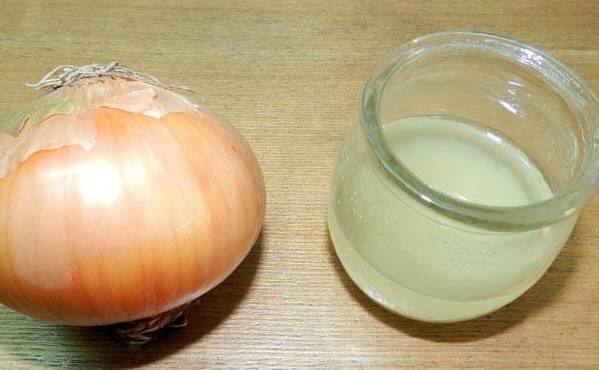 4) केवळ कांद्याचा रस वरील काहीही शक्य नसल्यास, केवळ कांद्याचा रस काढून, त्याने केसांना मसाज करा. काही वेळ मसाज केल्यानंत, तो रस डोक्यावर सुकू द्या. त्यानंतर चांगल्या शॅम्पूने केस धुवा. 