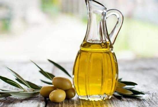 2) कांद्याचा रस आणि जैतून (ऑलिव) तेल कांद्याच्या रसात जैतून तेल मिसळून ते केसांच्या मुळाला लावल्यास त्याची चांगली वाढ होते. हे मिश्रण योग्यप्रकारे मिसळून ते केसांना लावल्यास काही दिवसातच फरक जाणवू शकतो. 