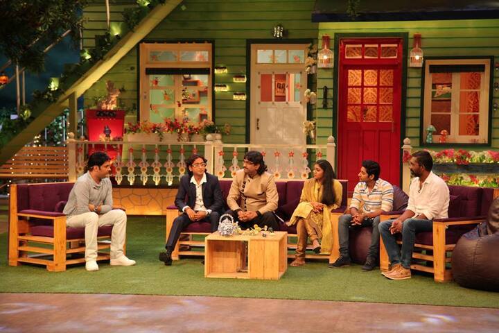 ‘द कपिल शर्मा शो’मधला अनुभव सांगताना नागराज मंजुळे म्हणाला की, “मागे शाहरुख ‘चला हवा येऊ द्या’च्या मंचावर आला होता. आज आम्ही कपिल शर्माच्या शोमध्ये आलोय. चांगलं साटंलोटं सुरु आहे. मराठी सिनेमा अपग्रेड होतोय. शाहरुखने एका रिजनल शोमध्ये हजेरी लावली तर एक रिजनल सिनेमा नॅशलन चॅनल शोमध्ये हजेरी लावतोय, चांगलं वाटतंय.”