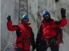 Punes Rathod Couple Is First One To Cimb Mt Everest Together पुण्याच्या पोलीस दाम्पत्याकडून एव्हरेस्ट सर