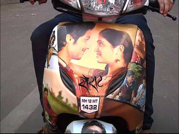 पुण्यातल्या अशाच एका फॅननं आपली दुचाकीच सैराटमय करुन टाकली आहे.