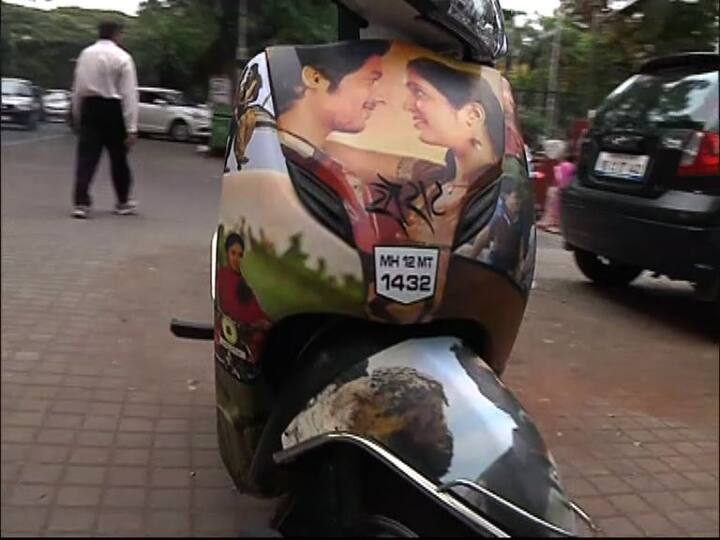 गाडीवर आर्ची आणि परशासह नागराज मंजुळेची फोटो गाडीवर लावले आहेत. 