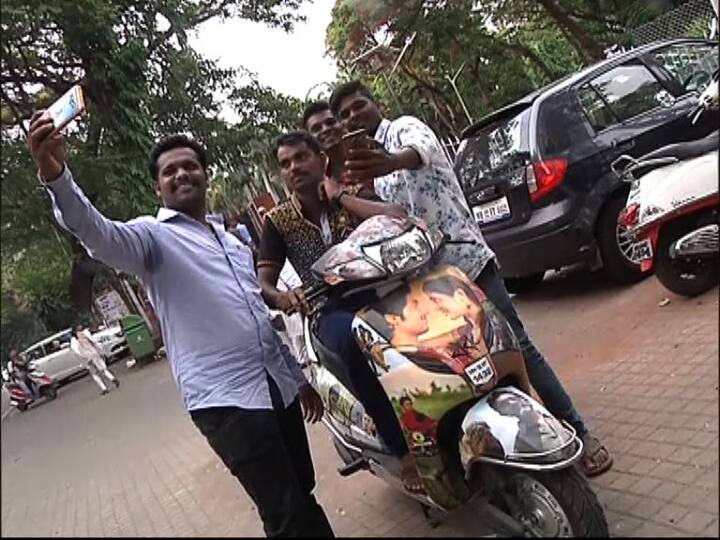 विशेष म्हणजे स्वप्नीलची ही सैराट गाडी पाहण्यासाठी पुणेकरांनी मोठी गर्दी केली आहे. 