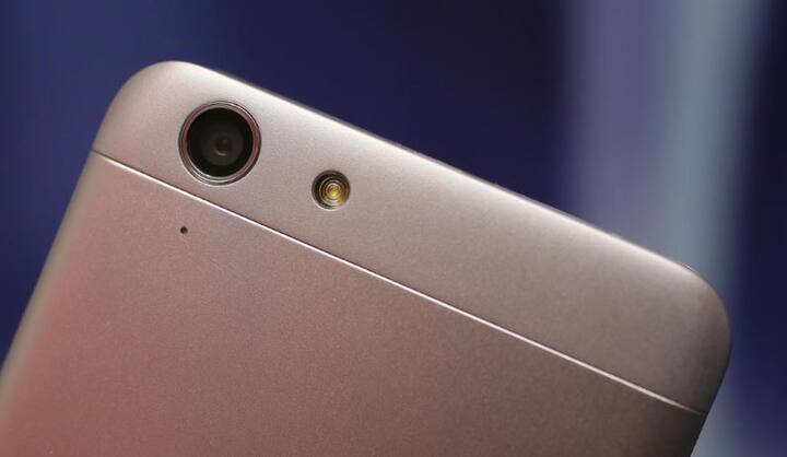 या फोनमध्ये 13 मेगापिक्सल एलईडी फ्लॅशसह रिअर कॅमेरा असेल तर 5 मेगापिक्सलचा फ्रंट कॅमेरा असेल. हा फोन बाजारात गोल्ड आणि सिल्वर कलरमध्ये उपलब्ध होणार आहे. तर या फोनची किंमत 8 हजार 499 रुपये असणार आहे.