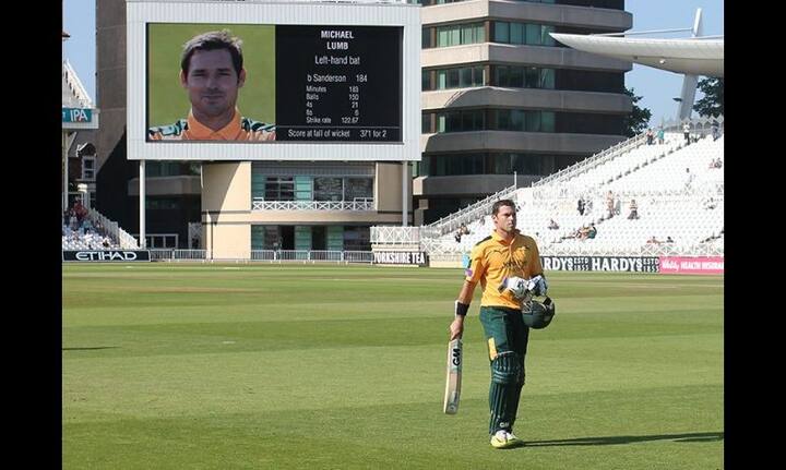 लबनं 150 चेंडूत 184 धावा केल्या. त्यानं 21 चौकार आणि 6 षटकार ठोकले.