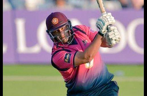 445 धावांचा पाठलाग करताना नॉर्थहॅम्पशाअरचा संघ 425 धावाच करु शकला. नॉर्थहॅम्पशाअरच्या रोरीनं 63 चेंडूत 128 धावा ठोकल्या. पण अखेर त्याची ही खेळी वाया गेली.