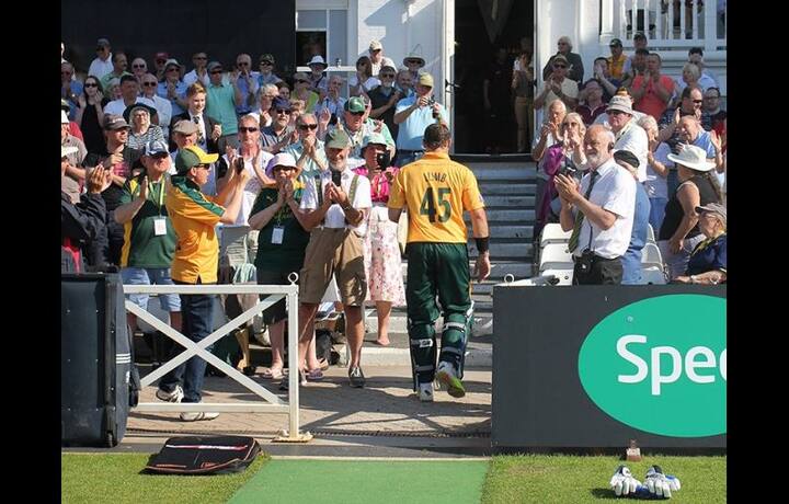 एकाच सामन्यात दोन्ही संघांच्या मिळून तब्बल 870 धावा झाल्या.