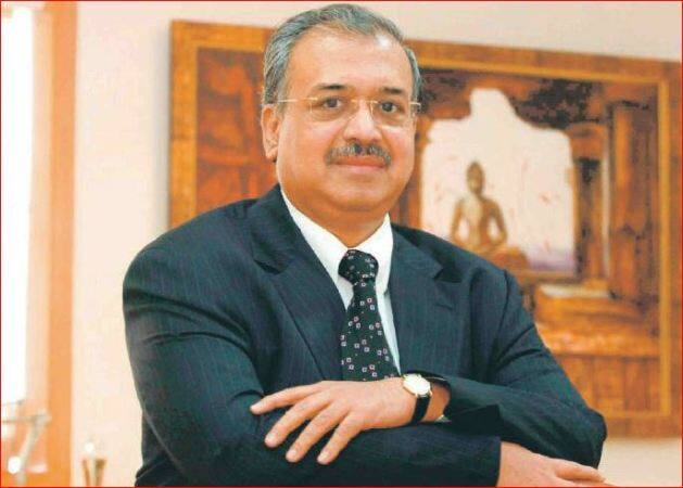 दिलीप सांघवीः भारतातील प्रसिद्ध उद्योजक अशी ओळख असलेले दिलीप सांघवी यांच्याकडे एकूण 17.5 मिलीयन डॉलर एवढी संपत्ती आहे. सांघवी हे दिलीप सन फार्माक्युटीकलचे संस्थापक आहेत. भारतातील श्रीमंत व्यक्तिंच्या यादीत त्यांचा दुसरा क्रमांक लागतो. 