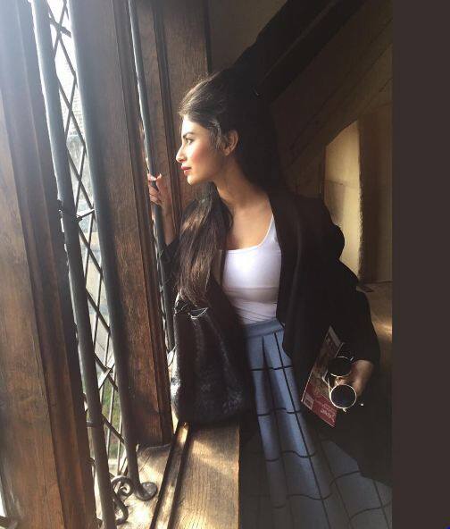 अभिनेत्री मौनी रॉय 