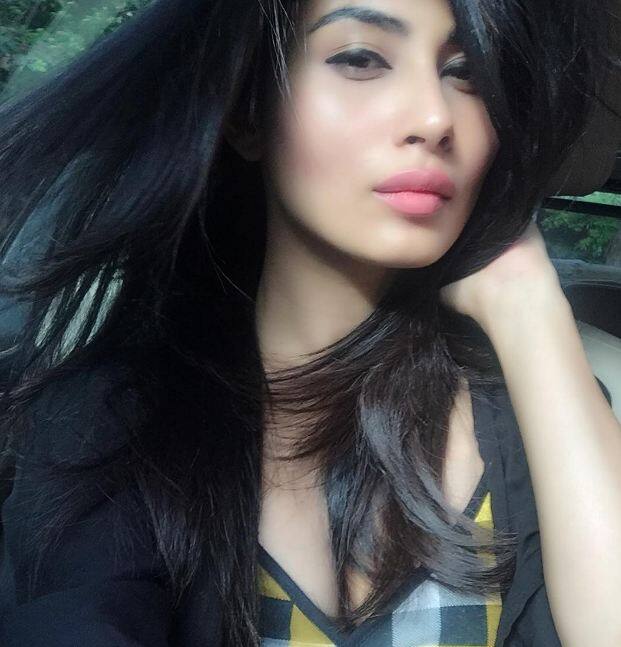 अभिनेत्री मौनी रॉय 