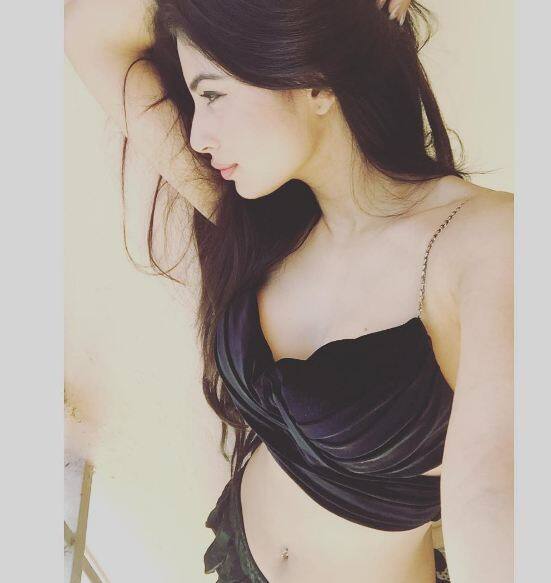 अभिनेत्री मौनी रॉय 