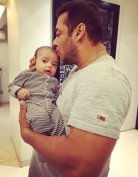 अर्पिताने ट्विटरवर भाऊ सलमान आणि मुलगा आहिलचा हा फोटो ट्विटरवर शेअर केला आहे.