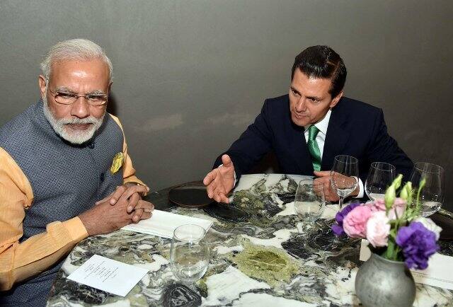 नीटो यांनी स्वत: गाडी चालवत जेवणासाठी मोदींना हॉटेलपर्यंत घेऊन गेले.