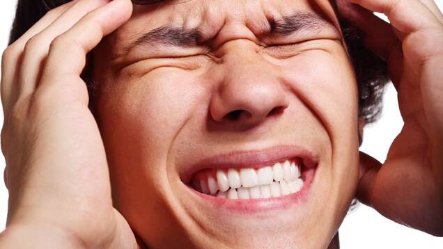 डोकेदुखीपासून सुटका: दूध आणि तुळसीच्या मिश्रणानं डोकेदुखी दूर होण्यास मदत होते. दररोज तुळस आणि दुधाचं सेवन केल्यास त्याचा बराच फायदा होऊ शकतो. (सौजन्य: बोल्ड स्काय) 