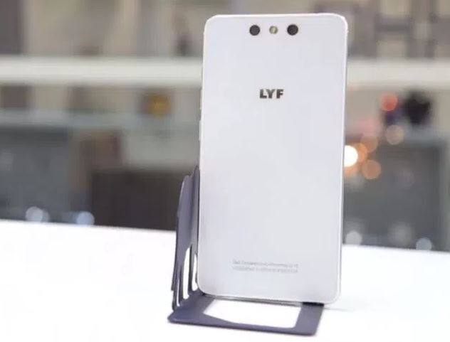 Reliance Lyf Flame 6 या स्मार्टफोनची किंमत 3999 रु. आहे. या स्मार्टफोनचा डिस्प्ले 4 इंच आहे. तर 1.5ghz क्वॉड कोअर प्रोसेसर यात आहे. तसंच 512 एमबी रॅम आहे. या स्मार्टफोनमध्ये 2 मेगापिक्सल रिअर कॅमेरा आहे. तर 2 मेगापिक्सल फ्रंट कॅमेरा आहे.