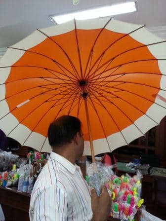या दुकानात यावर्षी ब्लू टूथ छत्री पाहयला मिळते आहे. पावसात तुम्ही मोबाईल वापरु शकत नाही. त्यामुळे मुसळधार पावसात जर तुम्हाला कुणाचा फोन आला तर तो घेता येत नाही. अशावेळी ब्लू टूथ छत्रीमधील ब्लू टूथ तुमच्या मोबाईलशा कनेक्ट करून तुम्हाला कोणाशीही संवाद साधता येतो 