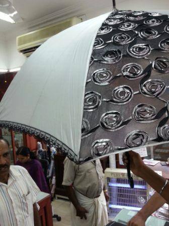 केरळमधील अलेप्पी हे देशातील मोठं छत्र्यांच मार्केट आहे. या मार्केटमधील वेगवेगळ्या रंगाच्या, वेगवेगळ्या प्रकारच्या छत्र्या आपल्याला पाहायला मिळतात.