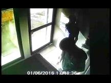 एटीएममध्ये तरुणावर चाकूहल्ला, थरारक दृश्य CCTVमध्ये कैद