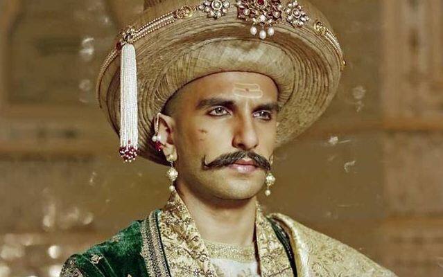 2015 हे वर्ष रणवीर सिंहसाठी फारच चांगलं गेलं आहे. दिल धडकने दो आणि बाजीराव मस्तानी या सिनेमातून त्याने आपली छाप पाडली आहे. एका सिनेमातून तो जवळजवळ 10 कोटींची कमाई करतो. 