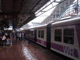 Mumbai Locals Running Late By 20 Minutes पहिल्याच पावसात मुंबईची 'लाईफलाईन' कोलमडली!