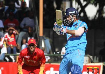 भारताच्या बाकीच्या गोलंदाजांनीही प्रभावी कामगिरी बजावली. धवल कुलकर्णी आणि बरिंदर सरननं प्रत्येकी दोन विकेट्स काढल्या. तर अक्षर पटेल आणि नवोदित यजुवेंद्र चहलनं प्रत्येकी एक विकेट काढली.