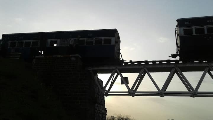 बांगवी गावातील वाघोर नदीच्या पुलावर हा अपघात झाला असून तब्बल 50 प्रवासी अडकून पडल्याची माहिती आहे.