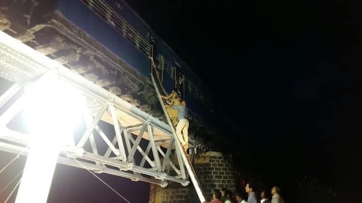 पाचोरा ते जामनेर दरम्यान धावणाऱ्या रेल्वेला हा अपघात झाला आहे.