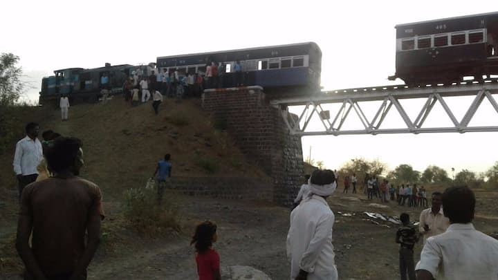 टनेची माहिती मिळताच अग्निशमन दलाचं बचाव पथक घटनास्थळी पोहोचलं असून प्रवाशांना बाहेर काढण्याचं काम सुरु आहे.