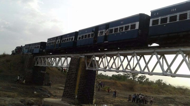 दरम्यान, आतापर्यंत 250 प्रवाशांना सुखरुप बाहेर काढण्यात आल्याचं कळतं आहे. 