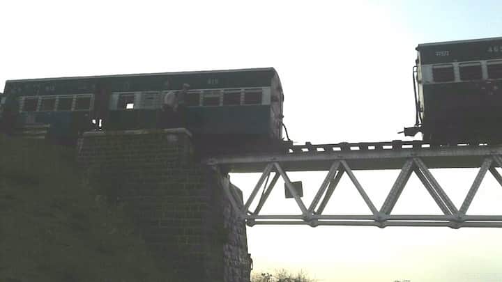 रेल्वेचा वेग कमी असल्यामुळं मोठा अनर्थ टळला आहे.