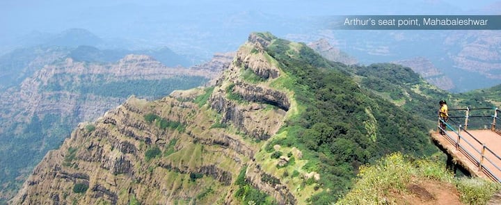 महाबळेश्वर, पाचगणीः सातारा जिल्ह्यातील महाबळेश्वर महाराष्ट्रातील प्रसिद्ध हवेचं ठिकाण म्हणून ओळखलं जातं. पावसाळ्यात या महाबळेश्वरची ट्रिप पर्यटकांसाठी पर्वणी ठरु शकते.