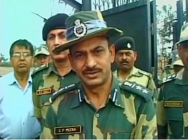 तिघेही चुकून भारताच्या हद्दीत आले होते. त्यांची व्यवस्थित विचारपूस करण्यात आली. त्यांना भारतीय जवान आणि हा क्षण नेहमीसाठी लक्षात राहण्यासाठी चॉकलेट भेट देण्यात आले, असं बीएसएफ जवान सी. पी. मीना यांनी सांगितलं. (सर्व फोटो सौजन्यः एएनआय)