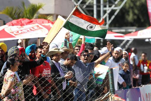 झिम्बाब्वेच्या हरारे स्पोर्ट्स क्लब स्टेडिअमवर भारतीय प्रेक्षकांनी देखील गर्दी केली होती.