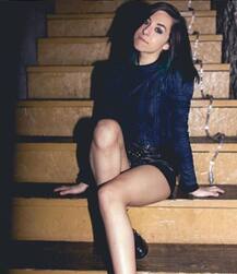 ऑटोग्राफ देताना गायिकेची गोळी घालून हत्या