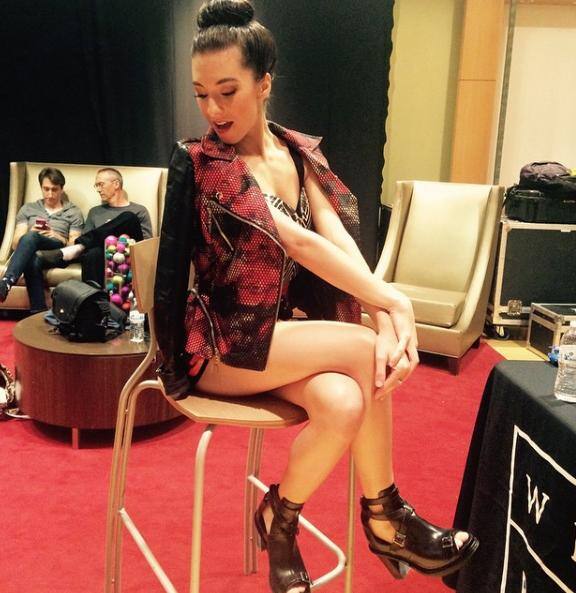 पोलिसांनी हल्लेखोराचं नाव जाहीर केलं नाही. मात्र, हल्लेखोराकडे दोन बंदुका होत्या, अशी माहिती मिळते आहे. हल्ल्यामागच्या कारणाचा पोलीस शोध घेत आहेत.